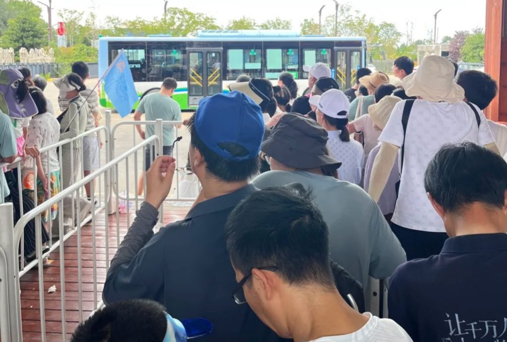 Queue waiting for the shuttle bus