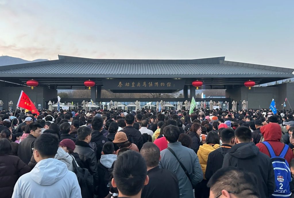 The crowd queuing at the entrance to the Terracotta Warriors