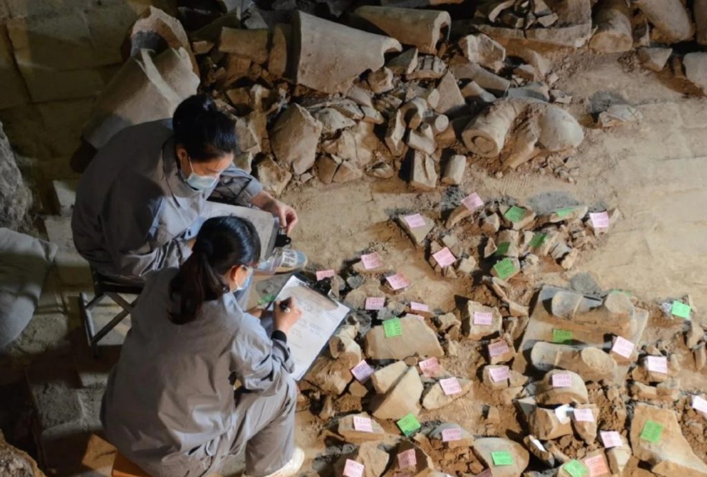 Archaeological experts are marking the fragments of the terracotta warriors
