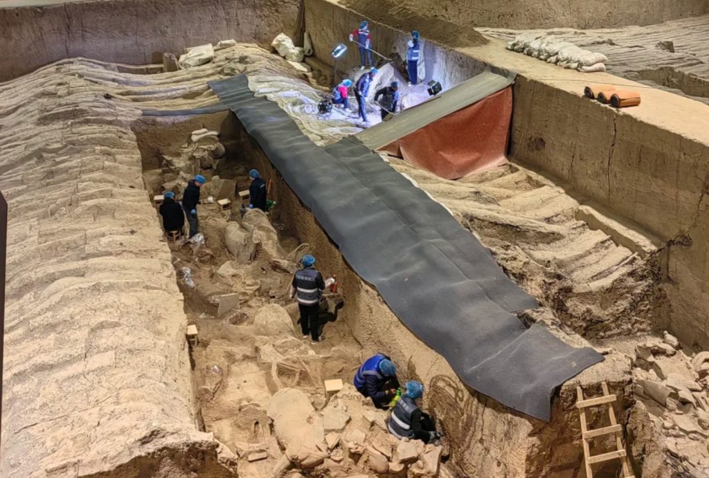 Cultural relic restoration experts are at work