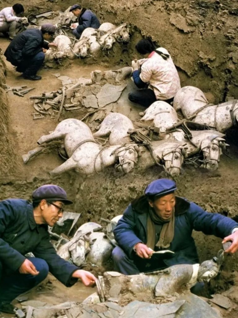 Historical photos of the excavation of the Terracotta Army