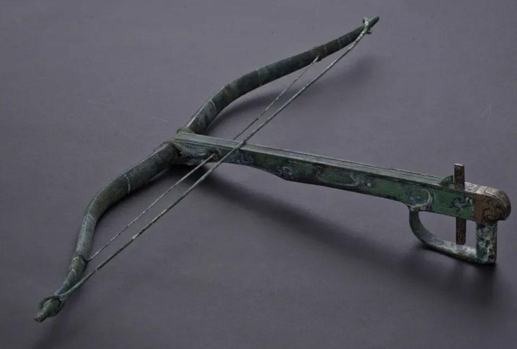 The bronze crossbow is engraved with exquisite patterns
