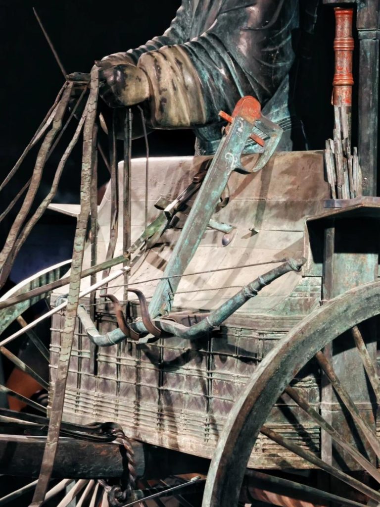 The crossbow on the bronze chariot